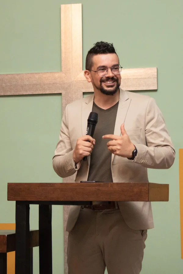 David Borges falando em um encontro presencial da Escola Mais Profundo