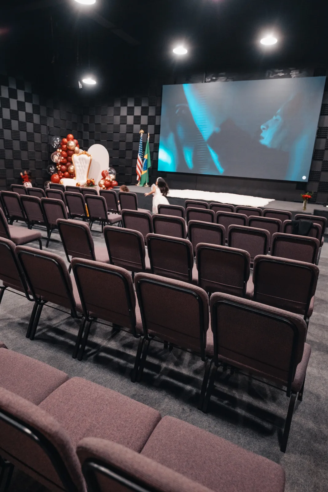 Auditório preparado para um encontro presencial da jornada masculina
