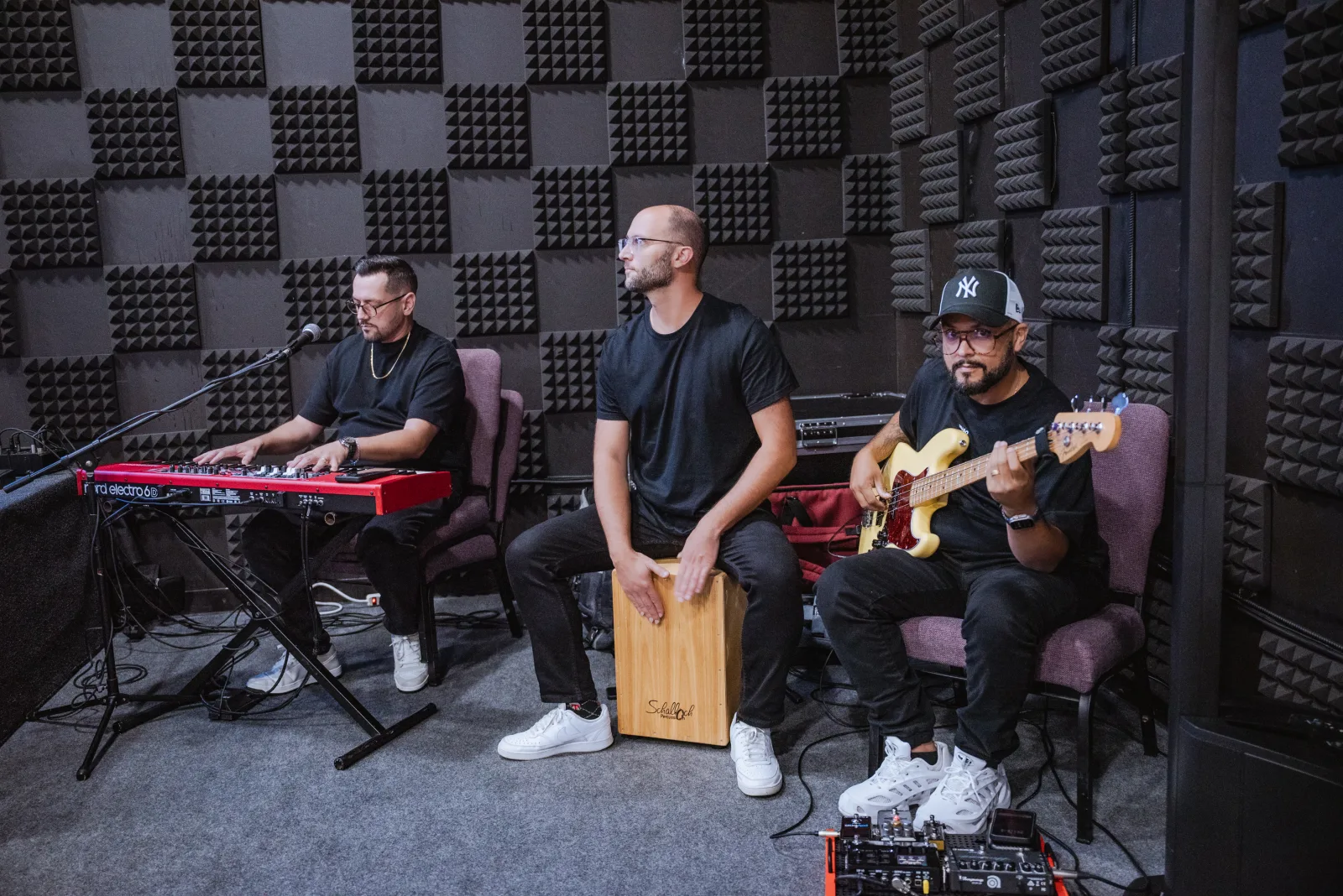 Banda tocando na abertura do encontro presencial
