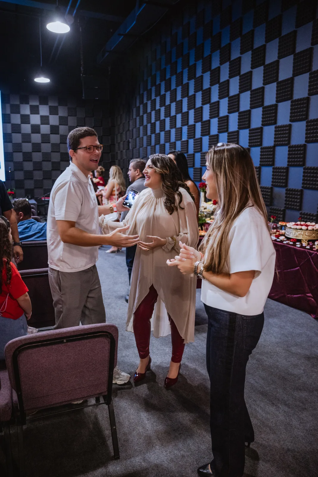 Participantes conversando em pequenos grupos durante o intervalo