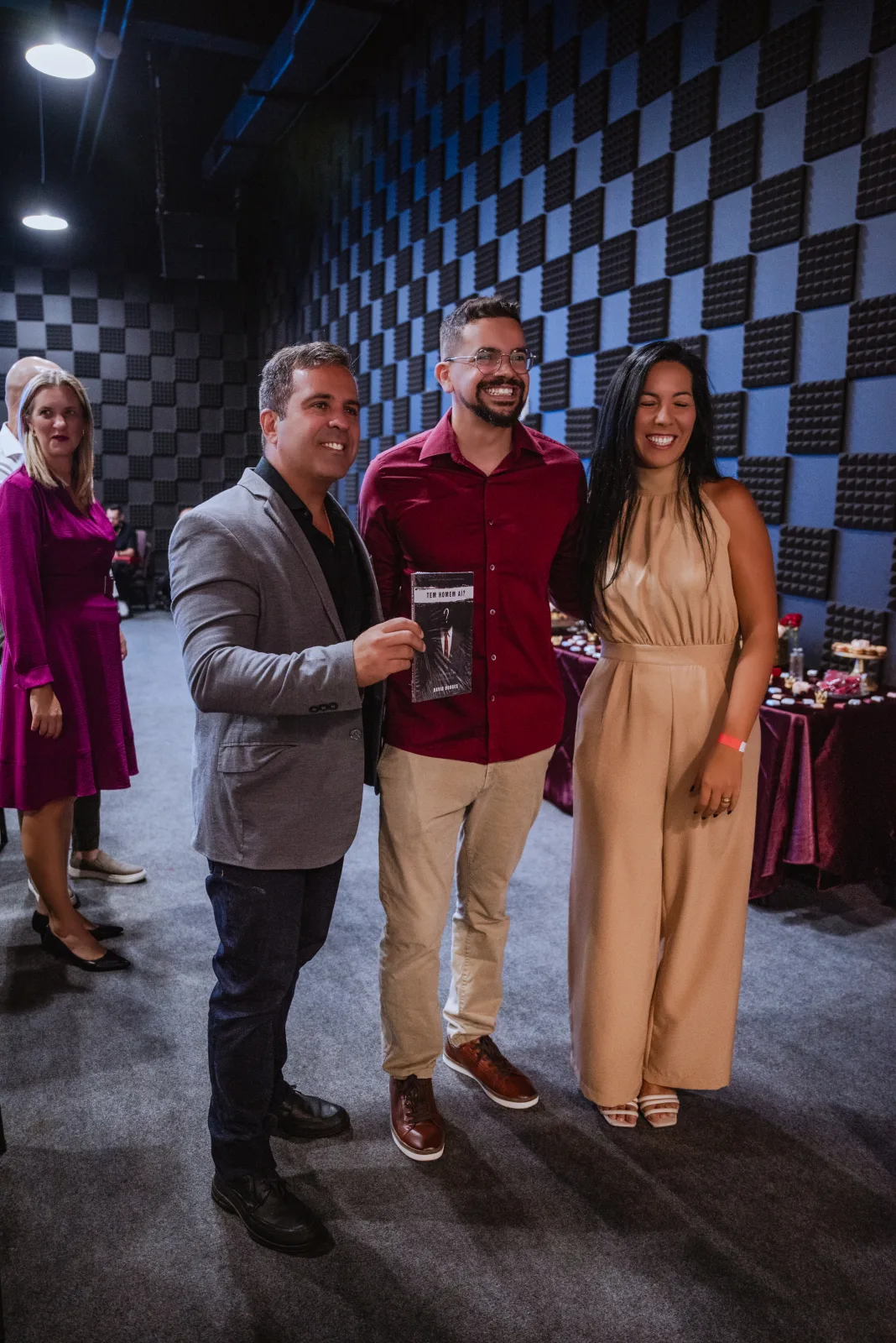 Participantes reunidos durante um encontro presencial