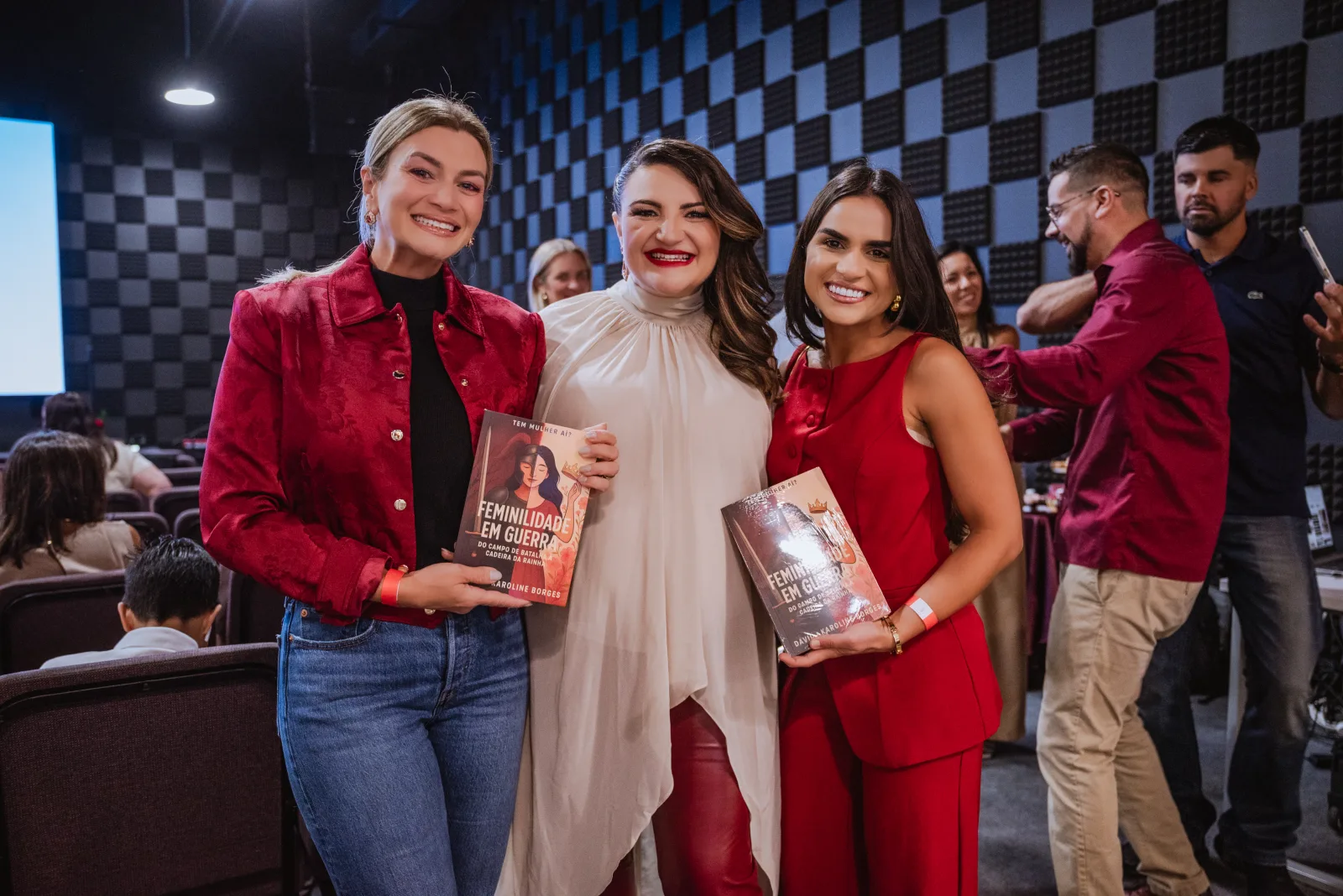 Participantes com os livros após o lançamento